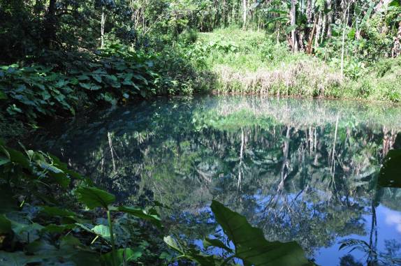 No meio da mata, um pequeno lago azul que foi um centro cerimonial do povo Lenca (na Finca Paraíso, perto do lago Yojoa, região central de Honduras)